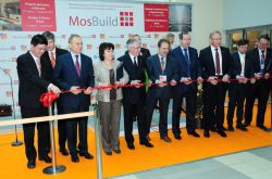 Главы государственных и общественных организаций на торжественной церемонии открытия MosBuild