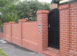 Забор из камня, кирпича, строительных блоков или бетона