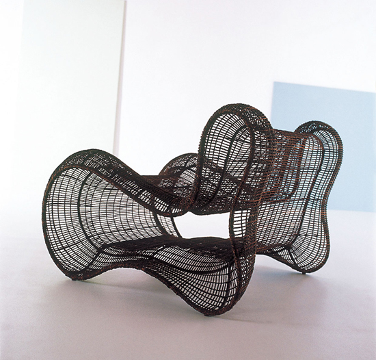 Футуристическое плетеное кресло