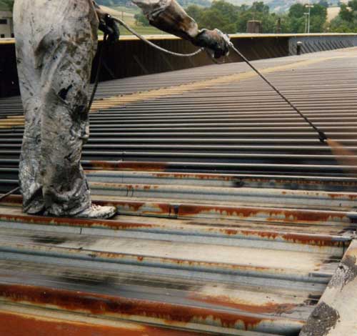 Обработка крыши преобразователем ржавчины