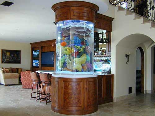 Цилиндрический аквариум при лестнице