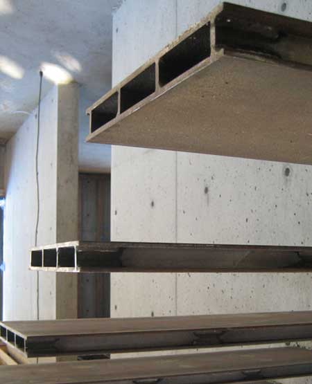 Заделка металлических кронштейнов для консольной лестницы