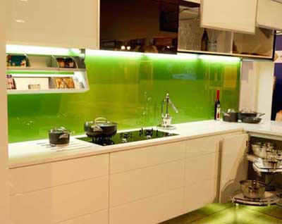 Кухня со стеклянными панелями